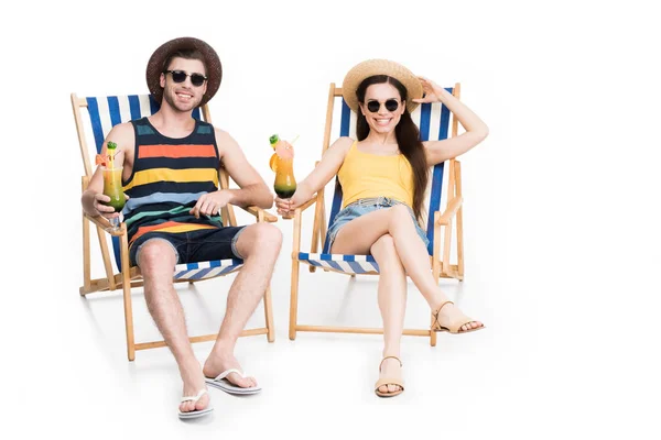Пара Солнцезащитных Очках Шляпах Расслабляются Пляжных Стульях Коктейлями Изолированные Белом — стоковое фото