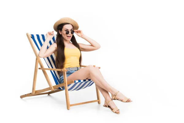 Bela Mulher Animado Relaxante Cadeira Praia Isolado Branco — Fotografia de Stock