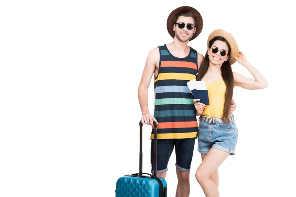 Glückliche Reisende Mit Pässen Flugtickets Und Gepäck Isoliert Auf Weiß — Stockfoto