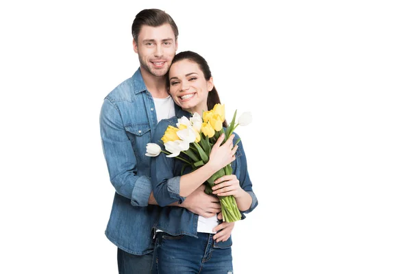 Casal Feliz Com Buquê Flores Primavera Isolado Branco — Fotografia de Stock