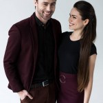 Beau couple souriant, isolé sur gris