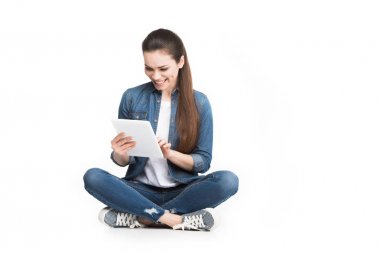 çekici gülümseyen kadın üzerinde beyaz izole dijital tablet kullanma
