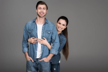 neşeli kız erkek gri izole, sarılma