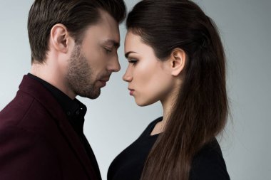 gri izole güzel şehvetli kız ve erkek arkadaşı beraberlik,
