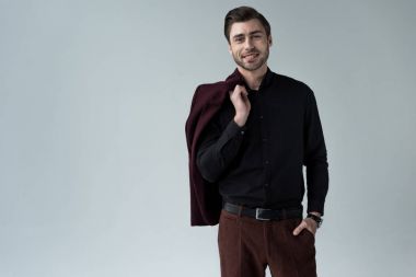 şık erkek ceket ile poz gülümseyen, gri izole