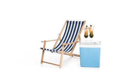 çizgili plaj sandalyesini, soğutucu kutu ve üzerinde beyaz izole yaz kokteylleri