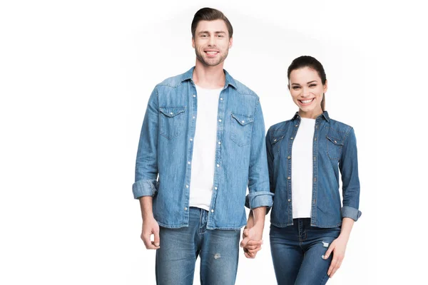 Sorrindo Casal Mãos Dadas Olhando Para Câmera Isolado Branco — Fotografia de Stock