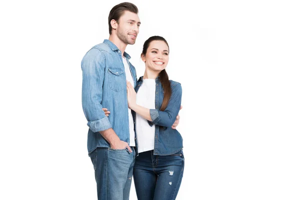 Jovem Casal Jeans Abraçando Isolado Branco — Fotografia de Stock