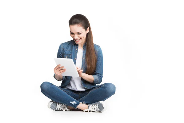 Mulher Sorridente Atraente Usando Tablet Digital Isolado Branco — Fotografia de Stock