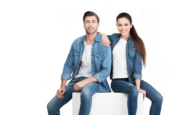 Casal Feliz Sentado Cubo Branco Olhando Para Câmera Isolado Branco — Fotografia de Stock