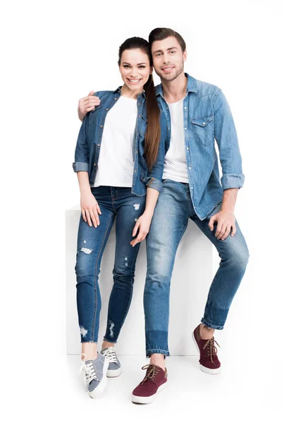 Knuffelen Lachende Paar Spijkerbroek Geïsoleerd Wit — Stockfoto