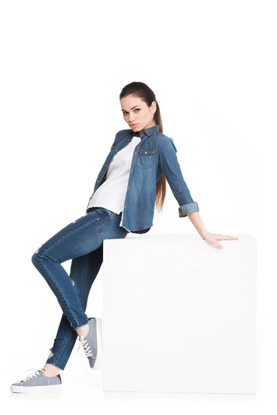 Mulher Morena Atraente Jeans Posando Cubo Branco Isolado Branco — Fotografia de Stock