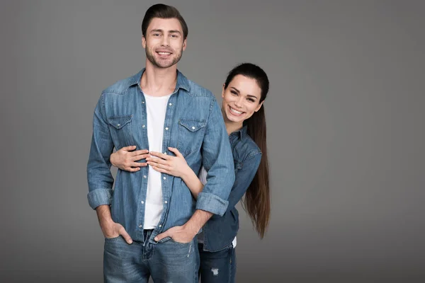 Menina Alegre Abraçando Seu Namorado Isolado Cinza — Fotografia de Stock