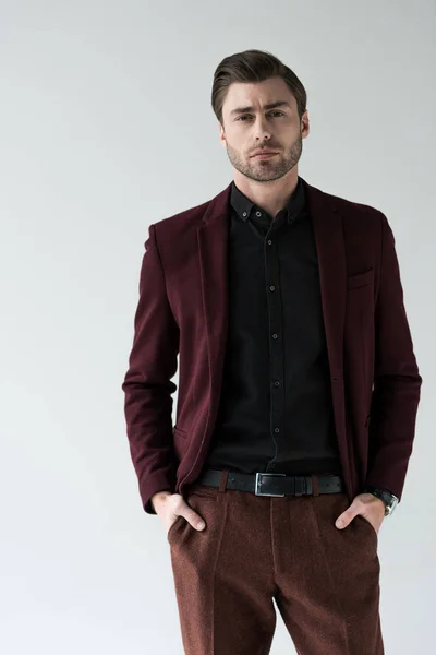 Красивий Серйозний Чоловік Позує Модній Куртці Ізольований Сірому — стокове фото