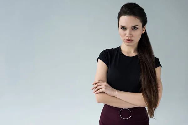 Mujer Confiada Con Los Brazos Cruzados Mirando Cámara Aislada Gris — Foto de Stock