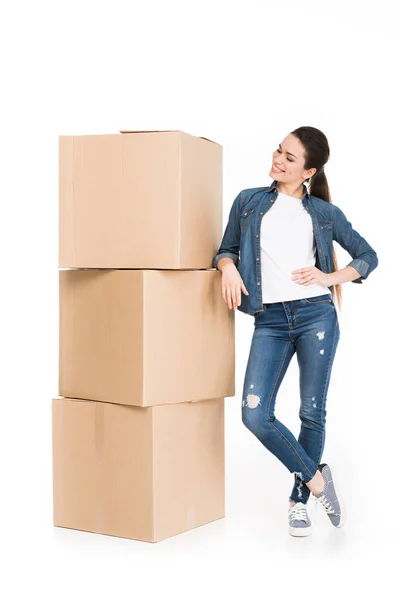 Mujer Joven Moviéndose Con Cajas Cartón Aislado Blanco — Foto de Stock