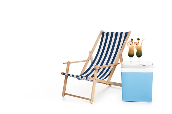 带条纹的沙滩椅 凉爽的盒子和夏天的鸡尾酒 在白色的隔离 — 图库照片