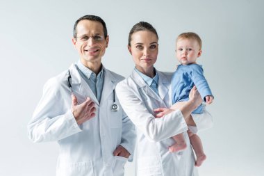 küçük bebek Grey ile mutlu yetişkin çocuk hekimleri