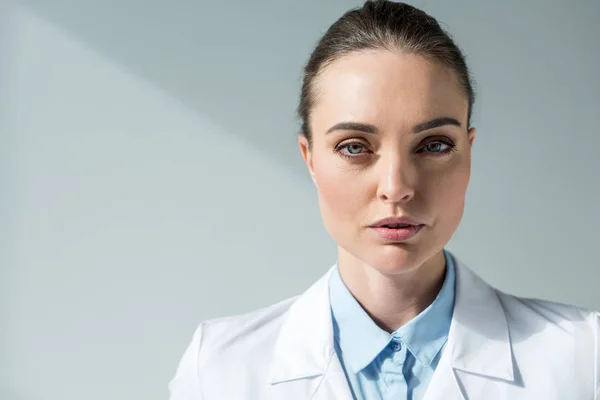 Close Portrait Serious Female Doctor White Coat Looking Camera Grey — Stock Photo, Image