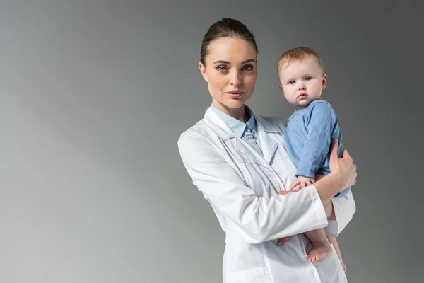 Attractive Female Pediatrician Holding Beautiful Little Baby Grey — Stock Photo, Image