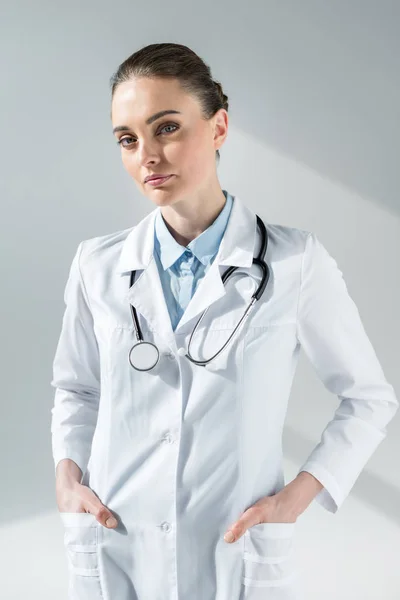 Belle Femme Médecin Manteau Avec Stéthoscope Regardant Caméra — Photo