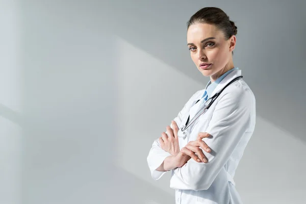 Confident Female Doctor Crossed Arms Looking Camera — Stock Photo, Image