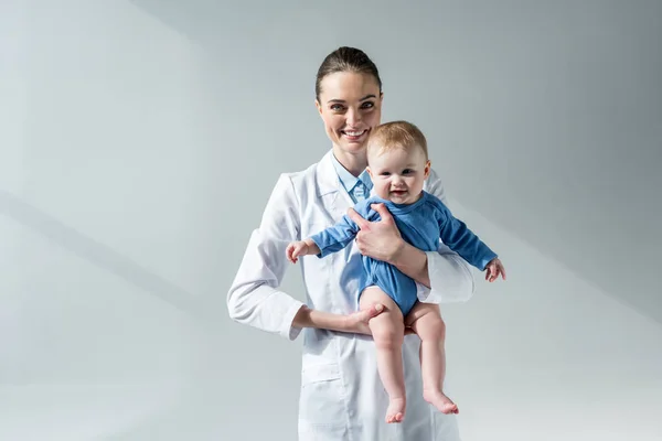 Feliz Pediatra Mujer Sosteniendo Adorable Pequeño Bebé Gris — Foto de Stock