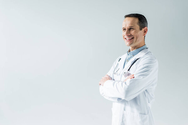Çapraz Kolları Üzerinde Beyaz Izole Olan Yakışıklı Yetişkin Doktor — Stok fotoğraf