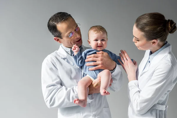 Pediatras Tratando Calmar Pequeño Bebé Llorando Gris — Foto de Stock