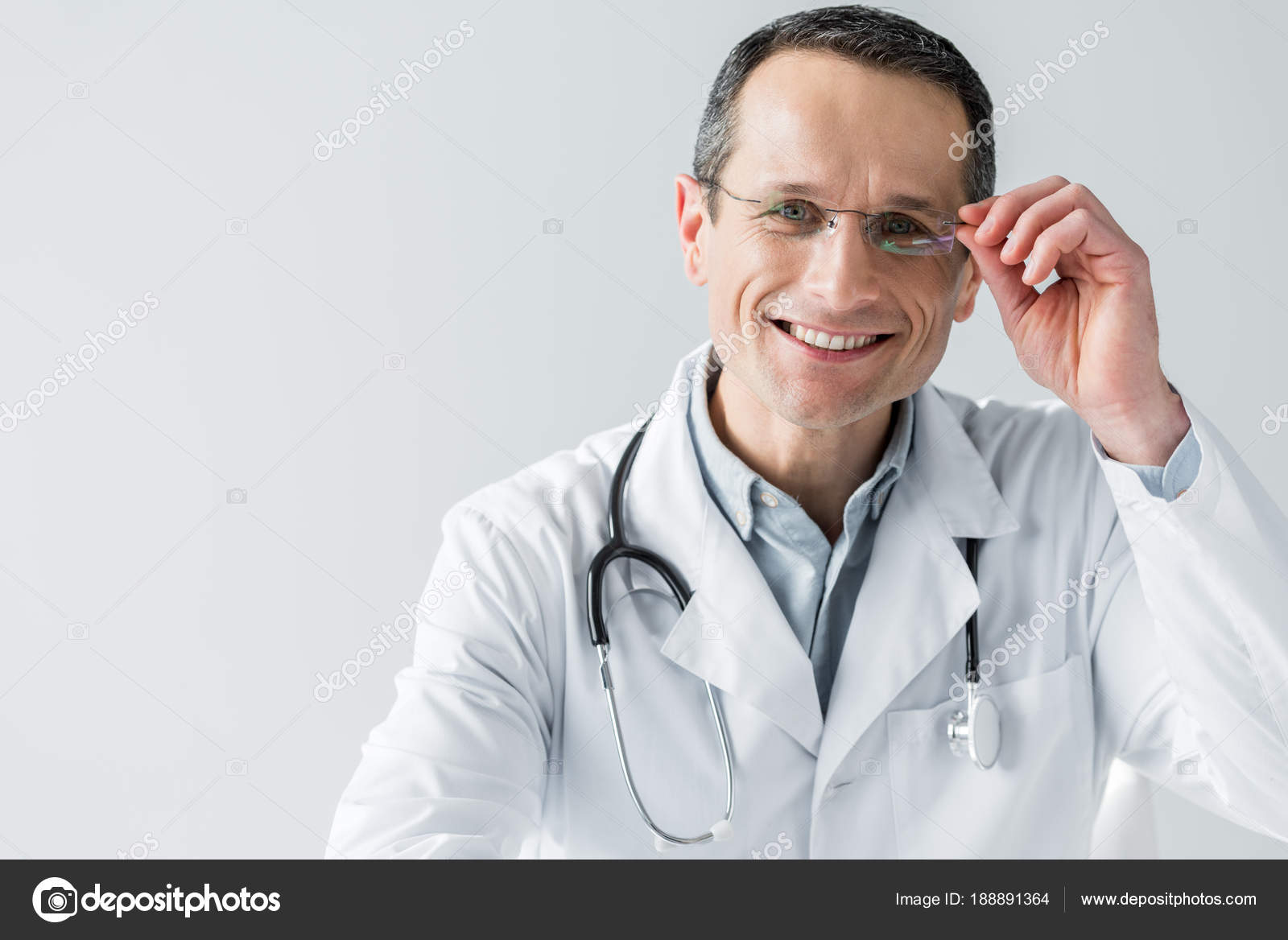 Красивый врач мужчина. Врач фотосессия мужчина. Врач взрослый серьезный. Врач смеется. Включи взрослого доктора.