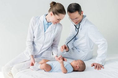 küçük bebek nefes stetoskop ile dinleme kendine güvenen çocuk hekimleri