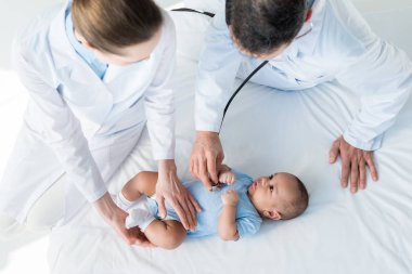 küçük bebek nefes stetoskop ile dinleme çocuk hekimleri, yüksek açılı görünüş