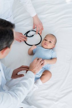 küçük bebek yatakta gıdıklama çocuk hekimleri kadeh kırpılmış