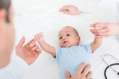 küçük bebek yatakta gıdıklama çocuk hekimleri kadeh kırpılmış