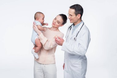 Anne küçük çocuğunu beyaz izole çocuk doktoru için gösterilen