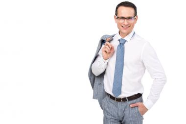 omuz üzerinde beyaz izole ceket ile yakışıklı yetişkin işadamı