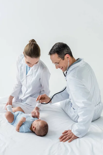 小児科医が聴診器で赤ちゃんの息を聴く — ストック写真
