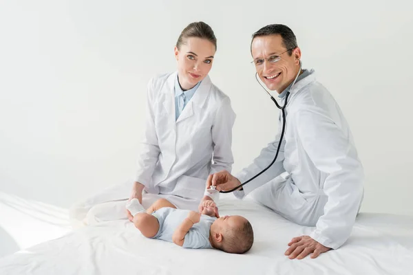 Pediatras Felizes Ouvindo Respiração Bebê Pequeno Com Estetoscópio — Fotografia de Stock