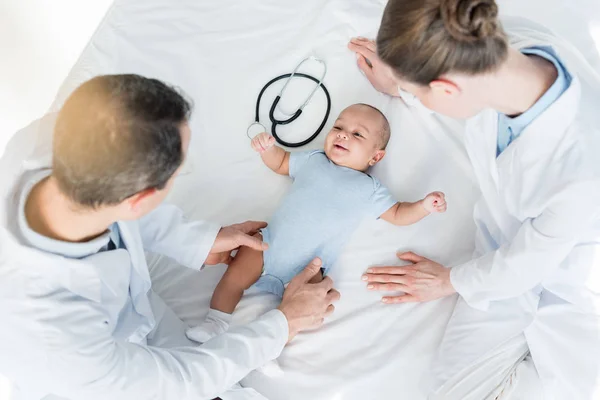 Vista Ángulo Alto Los Pediatras Jugando Con Pequeño Bebé Cama — Foto de Stock