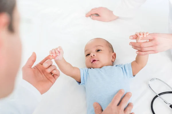 Recortado Tiro Pediatras Cosquillas Adorable Pequeño Bebé Cama — Foto de Stock