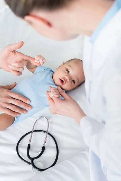 Oříznout Záběr Pediatři Hraje Malým Dítětem Posteli — Stock fotografie