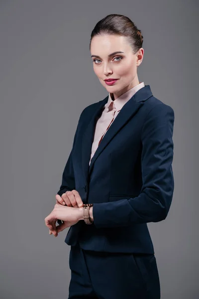 Schöne Erwachsene Geschäftsfrau Die Die Zeit Auf Der Armbanduhr Kontrolliert — kostenloses Stockfoto