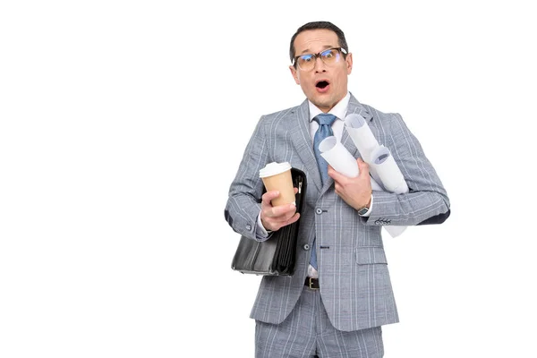 Schockierter Überarbeiteter Geschäftsmann Mit Papierrollen Und Kaffee Isoliert Auf Weißem — kostenloses Stockfoto