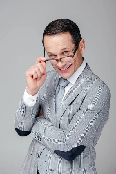 Sonriente Hombre Negocios Adulto Mirando Cámara Sobre Gafas Aisladas Gris — Foto de Stock