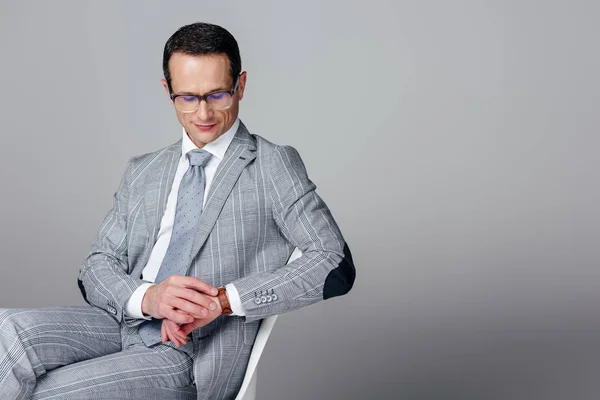 Schöner Erwachsener Geschäftsmann Anzug Sitzt Auf Einem Stuhl Und Schaut — Stockfoto