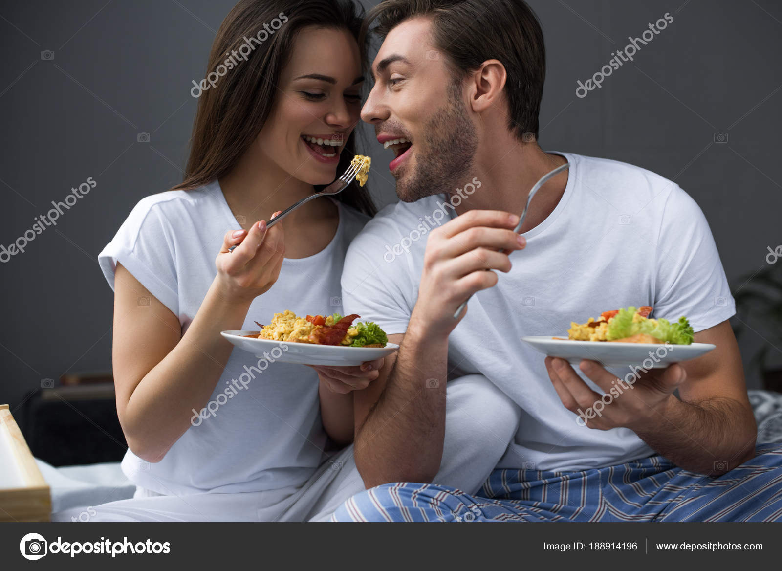Attractive Couple Eating Scrambled Eggs Bed — Stock Photo
