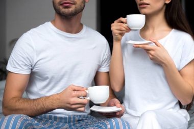 Güzel genç çift yatakta kahve içme