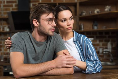 Mutfak masasının oturan loungewear güzel genç Çift