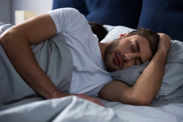 Young Man Sleeping His Wife Bed — Stock Photo, Image