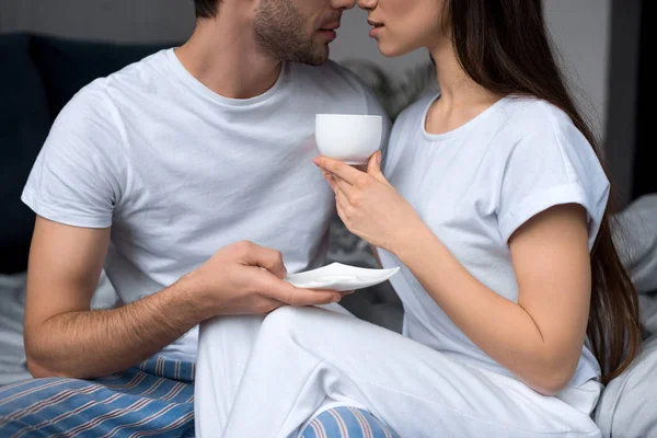 Mann Umarmt Frau Mit Kaffeetasse Der Hand — Stockfoto